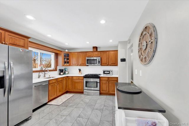 569 Millburn Court, Valley Cottage, NY 10989