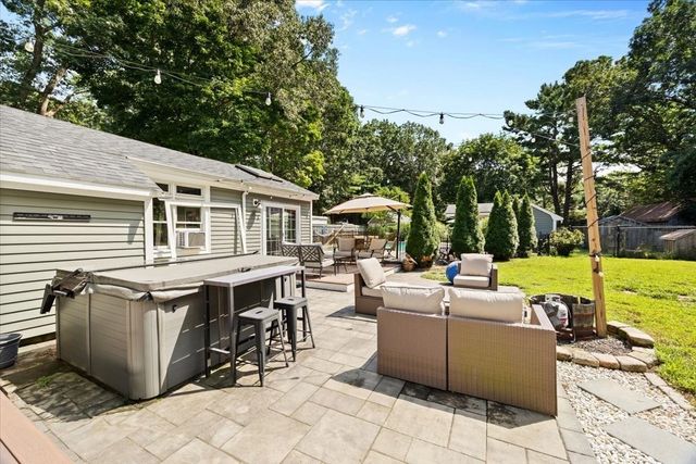 60 Rhode Island Rd, Lakeville, MA 02347