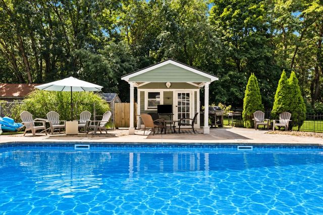 60 Rhode Island Rd, Lakeville, MA 02347