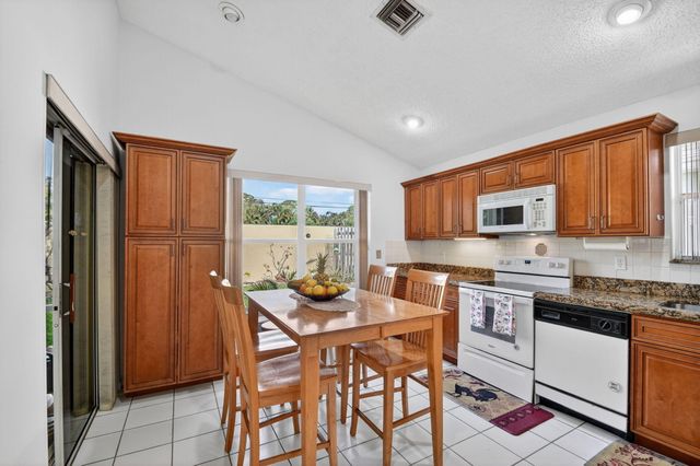 1033 W Fairfax Cir W W, Boynton Beach, FL 33436