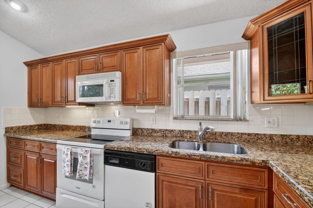 1033 W Fairfax Cir W W, Boynton Beach, FL 33436