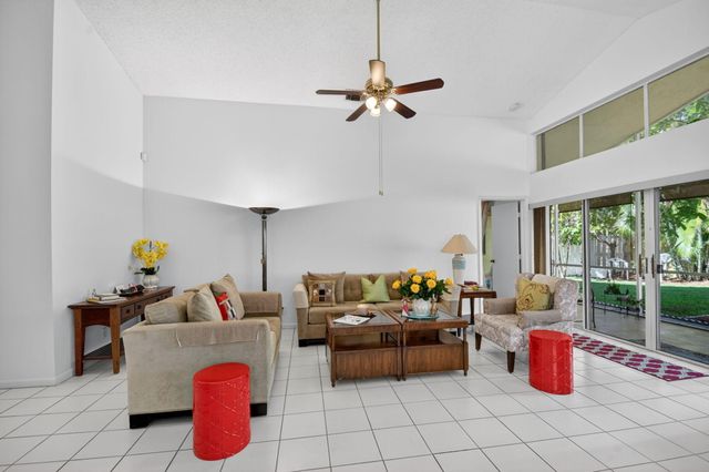 1033 W Fairfax Cir W W, Boynton Beach, FL 33436