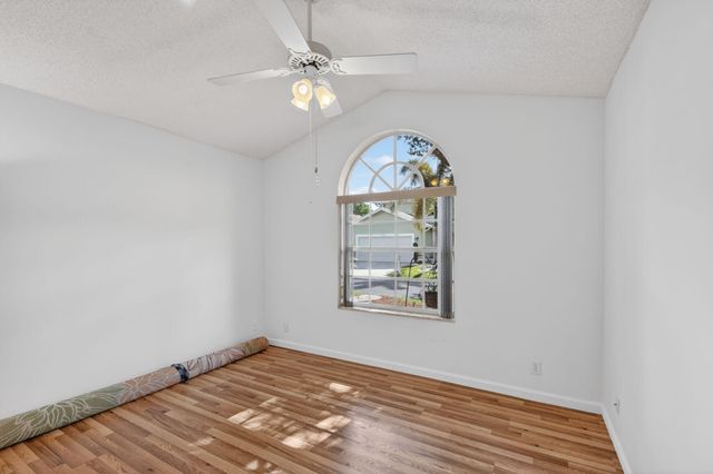 1033 W Fairfax Cir W W, Boynton Beach, FL 33436