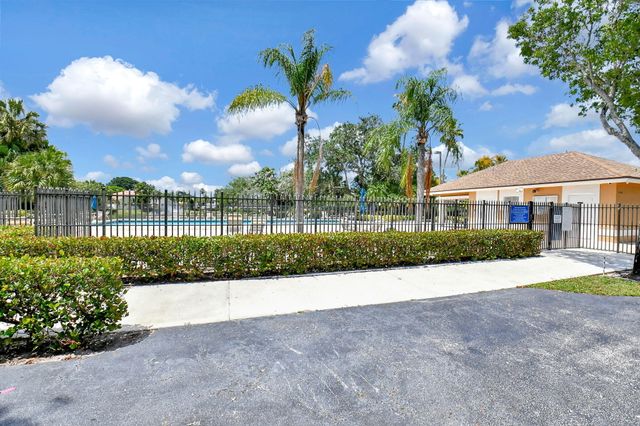 1033 W Fairfax Cir W W, Boynton Beach, FL 33436