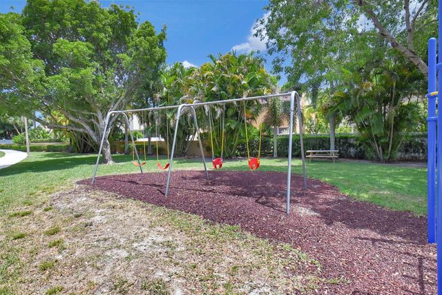 1033 W Fairfax Cir W W, Boynton Beach, FL 33436