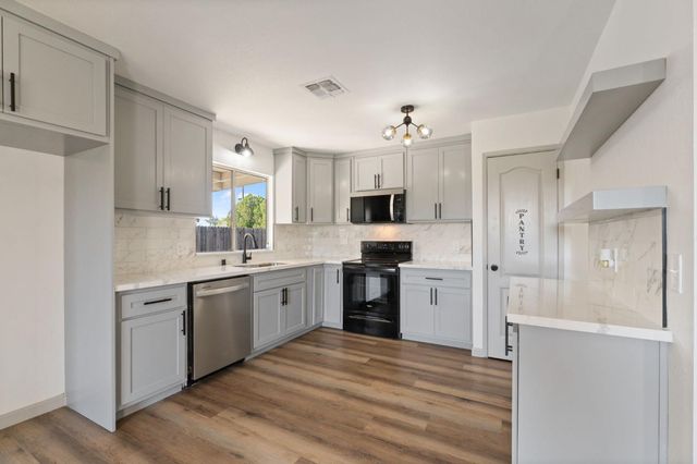 24 Sunnyside Avenue, Clovis, CA 93611