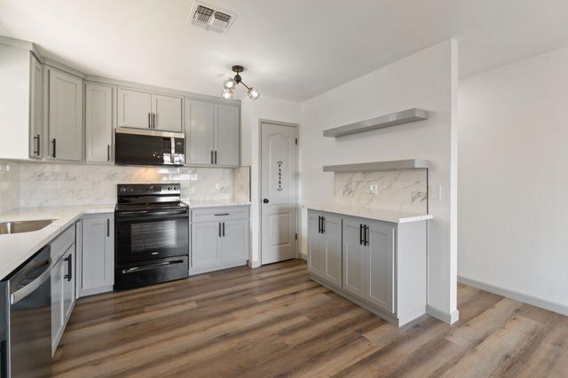 24 Sunnyside Avenue, Clovis, CA 93611