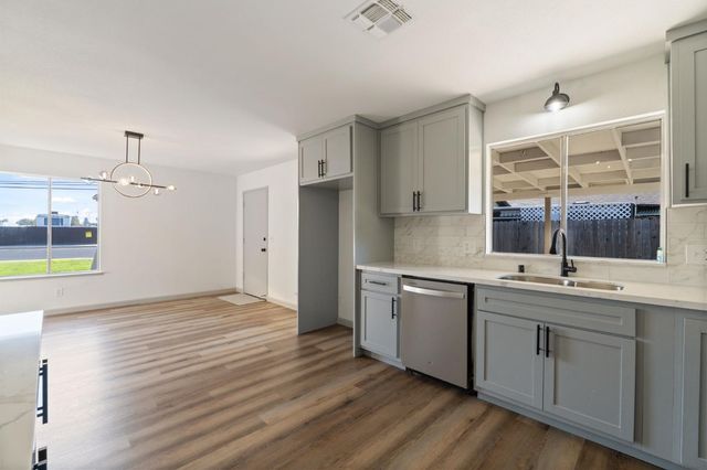 24 Sunnyside Avenue, Clovis, CA 93611