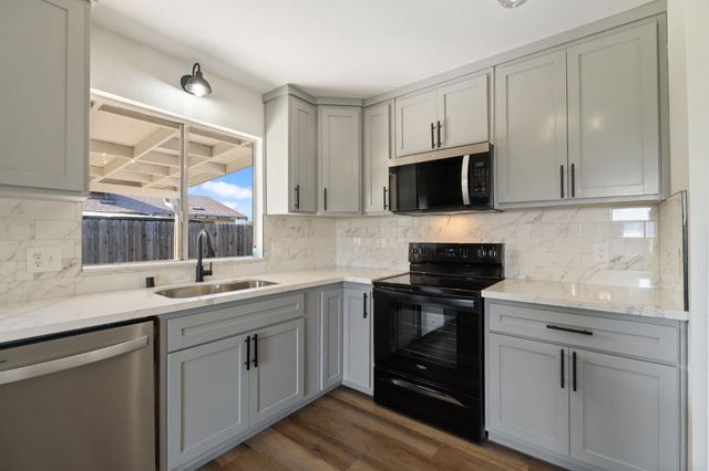 24 Sunnyside Avenue, Clovis, CA 93611