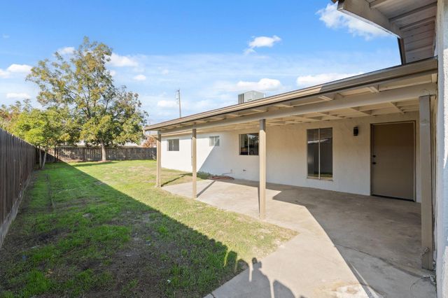 24 Sunnyside Avenue, Clovis, CA 93611