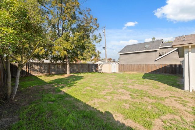 24 Sunnyside Avenue, Clovis, CA 93611