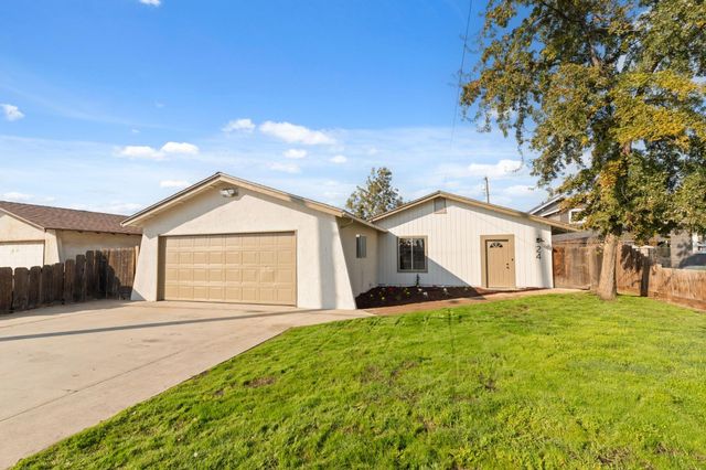 24 Sunnyside Avenue, Clovis, CA 93611