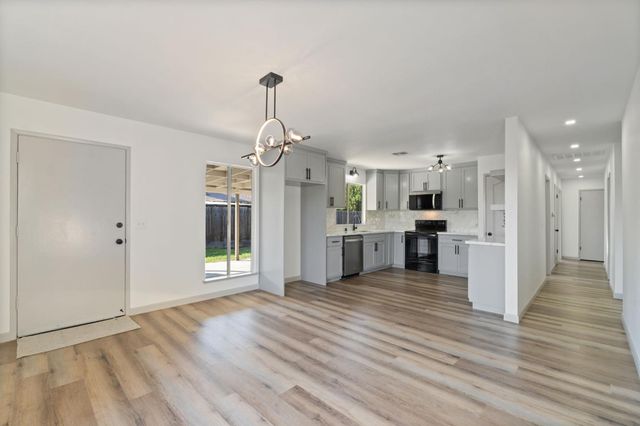 24 Sunnyside Avenue, Clovis, CA 93611