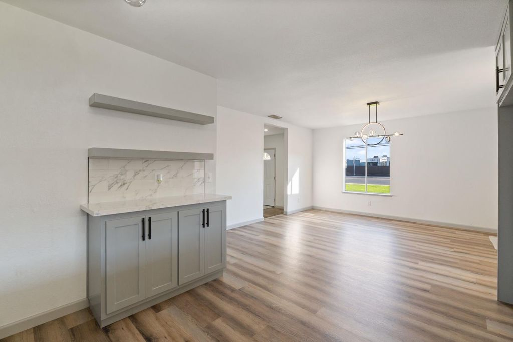 Image 13 of property listing at 24 Sunnyside Avenue, Clovis, CA 93611