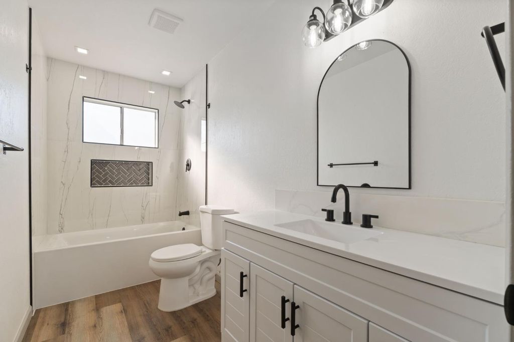 Image 15 of property listing at 24 Sunnyside Avenue, Clovis, CA 93611