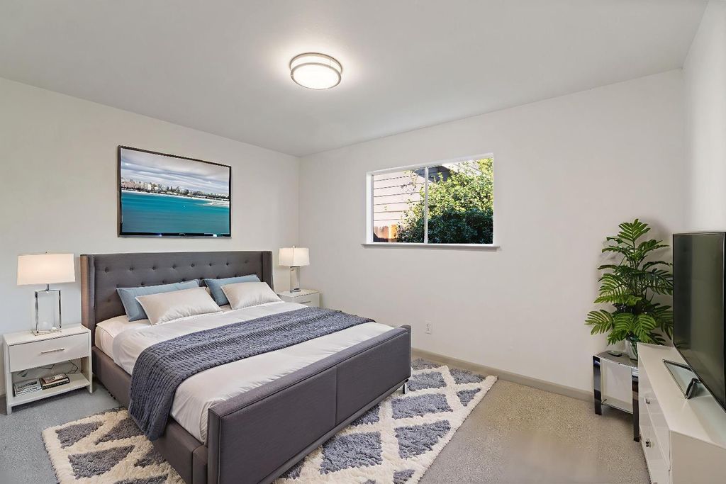 Image 18 of property listing at 24 Sunnyside Avenue, Clovis, CA 93611