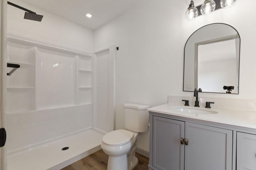 Image 22 of property listing at 24 Sunnyside Avenue, Clovis, CA 93611