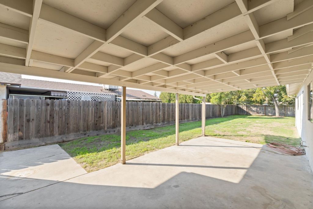 Image 23 of property listing at 24 Sunnyside Avenue, Clovis, CA 93611