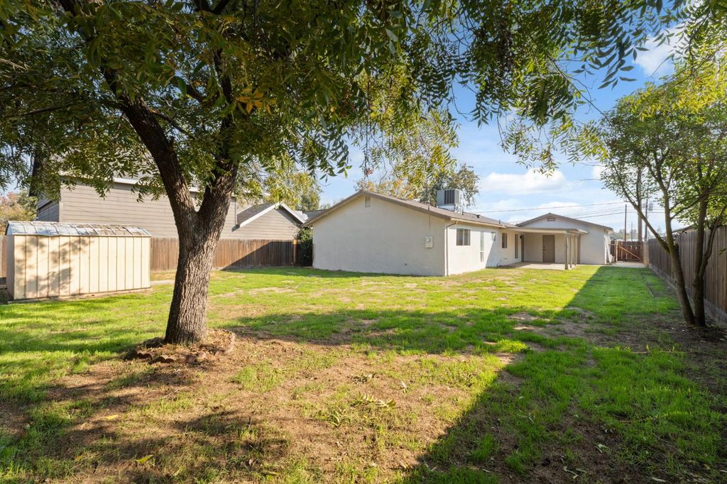 Image 26 of property listing at 24 Sunnyside Avenue, Clovis, CA 93611