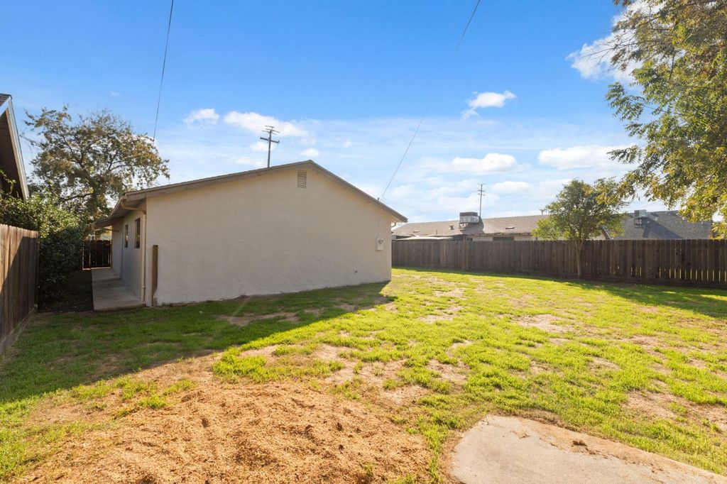 Image 27 of property listing at 24 Sunnyside Avenue, Clovis, CA 93611