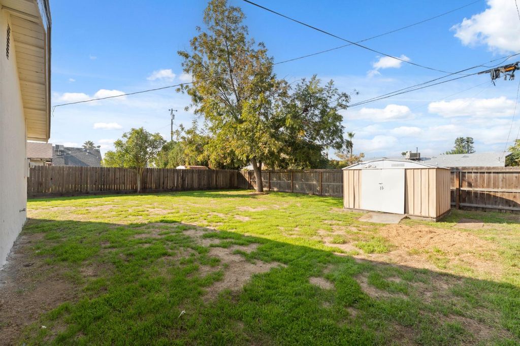 Image 28 of property listing at 24 Sunnyside Avenue, Clovis, CA 93611