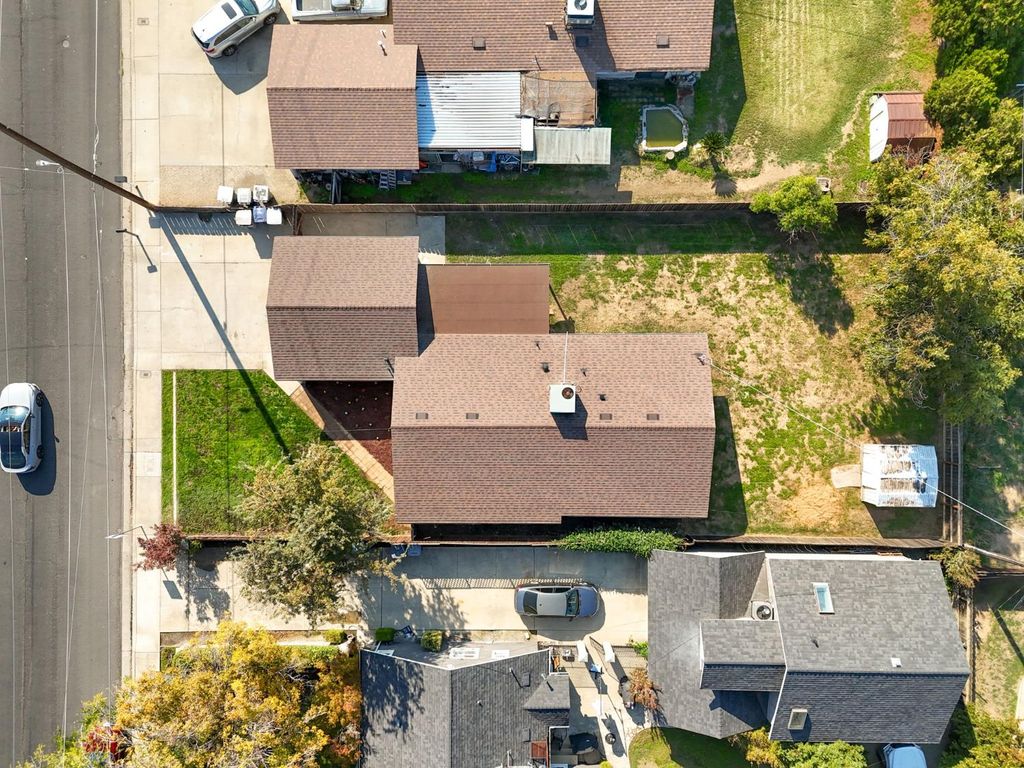 Image 29 of property listing at 24 Sunnyside Avenue, Clovis, CA 93611