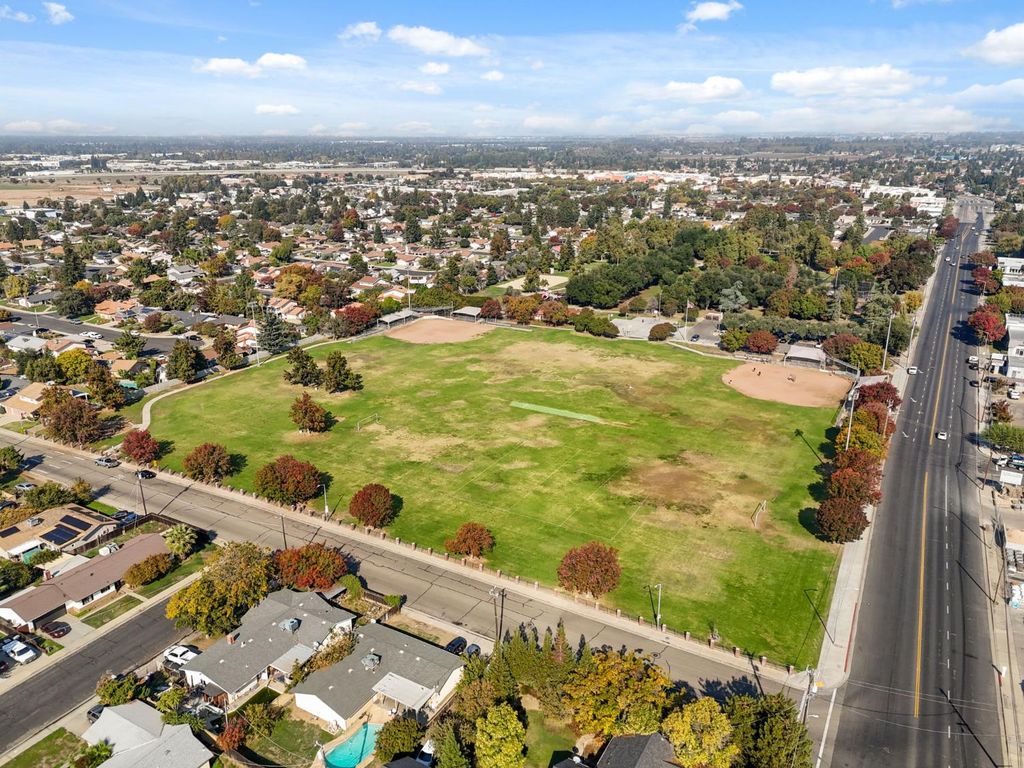 Image 30 of property listing at 24 Sunnyside Avenue, Clovis, CA 93611