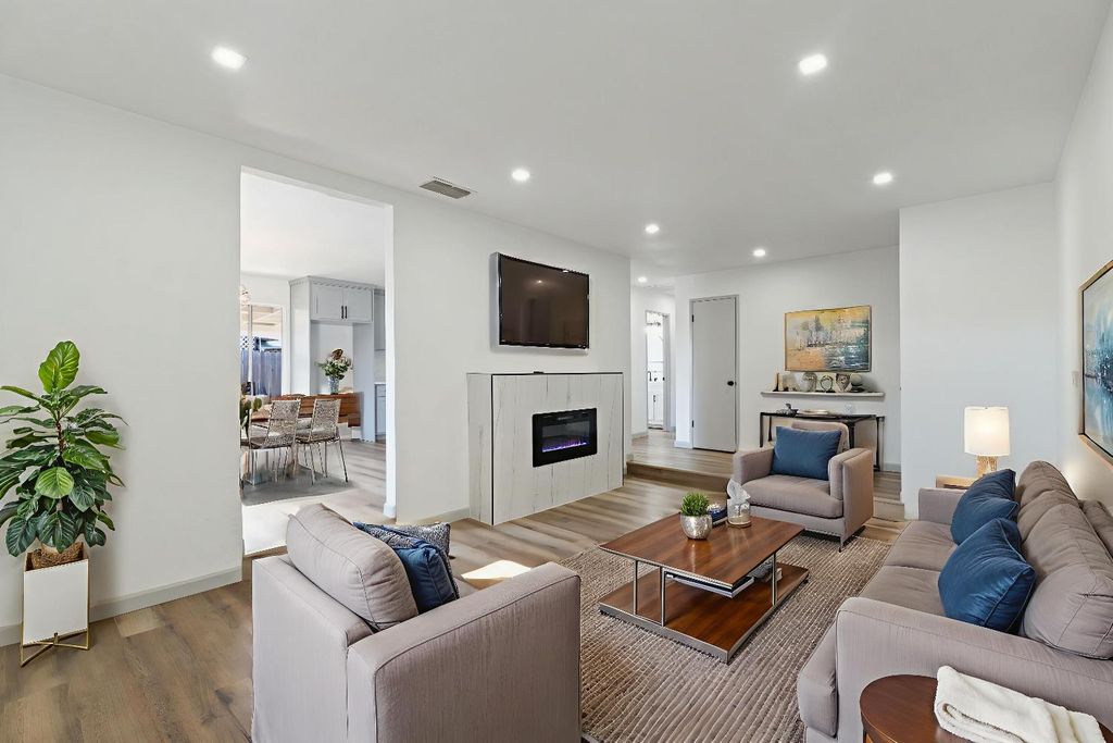 Image 4 of property listing at 24 Sunnyside Avenue, Clovis, CA 93611