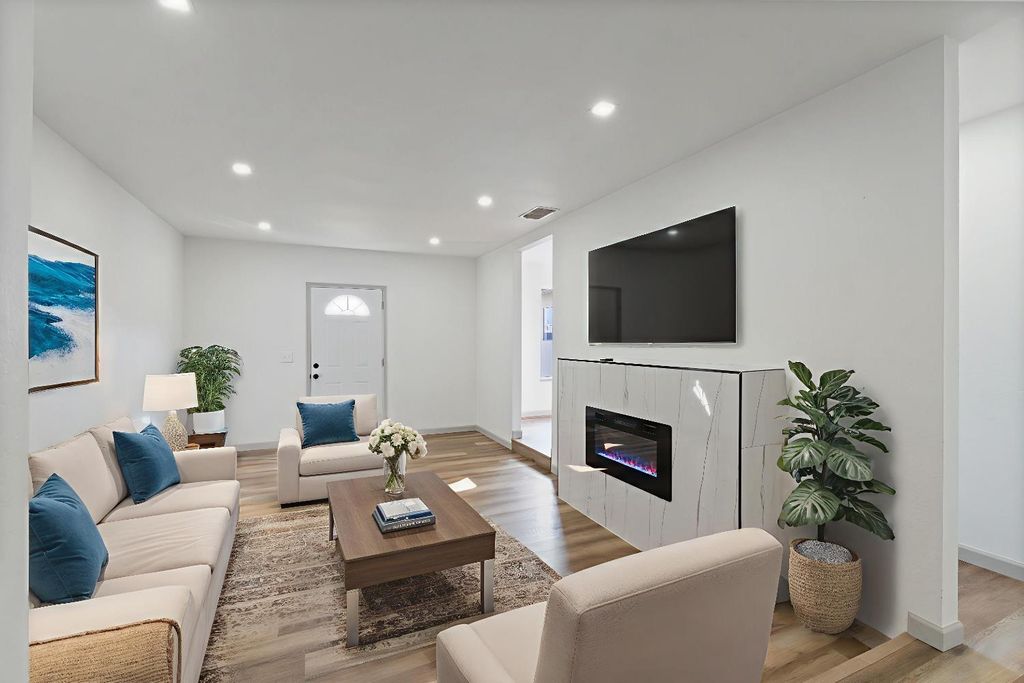 Image 5 of property listing at 24 Sunnyside Avenue, Clovis, CA 93611