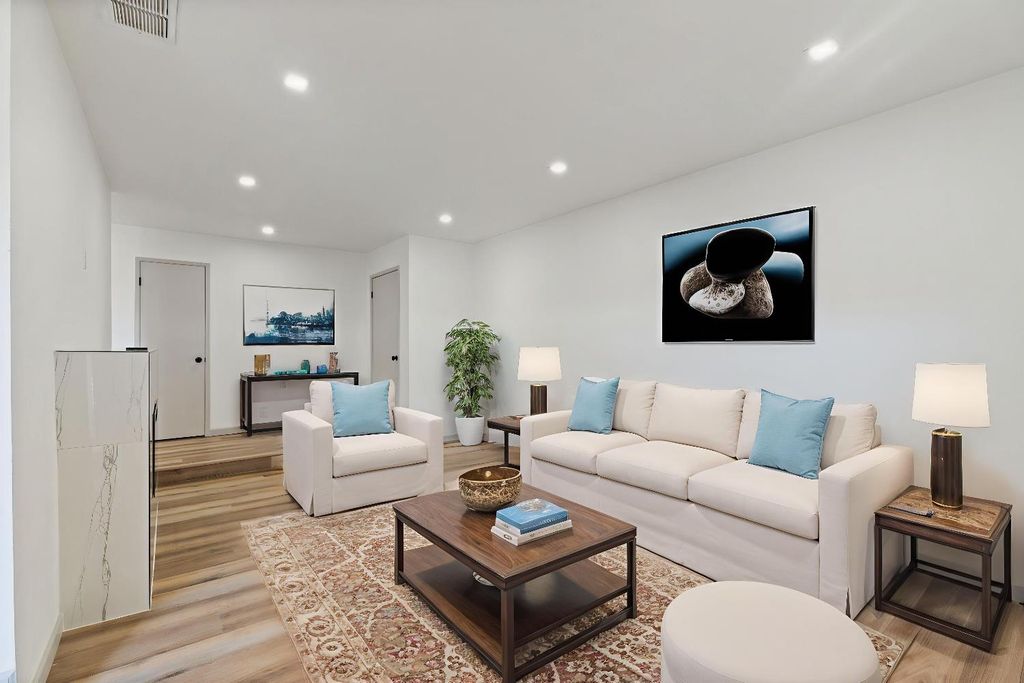 Image 6 of property listing at 24 Sunnyside Avenue, Clovis, CA 93611