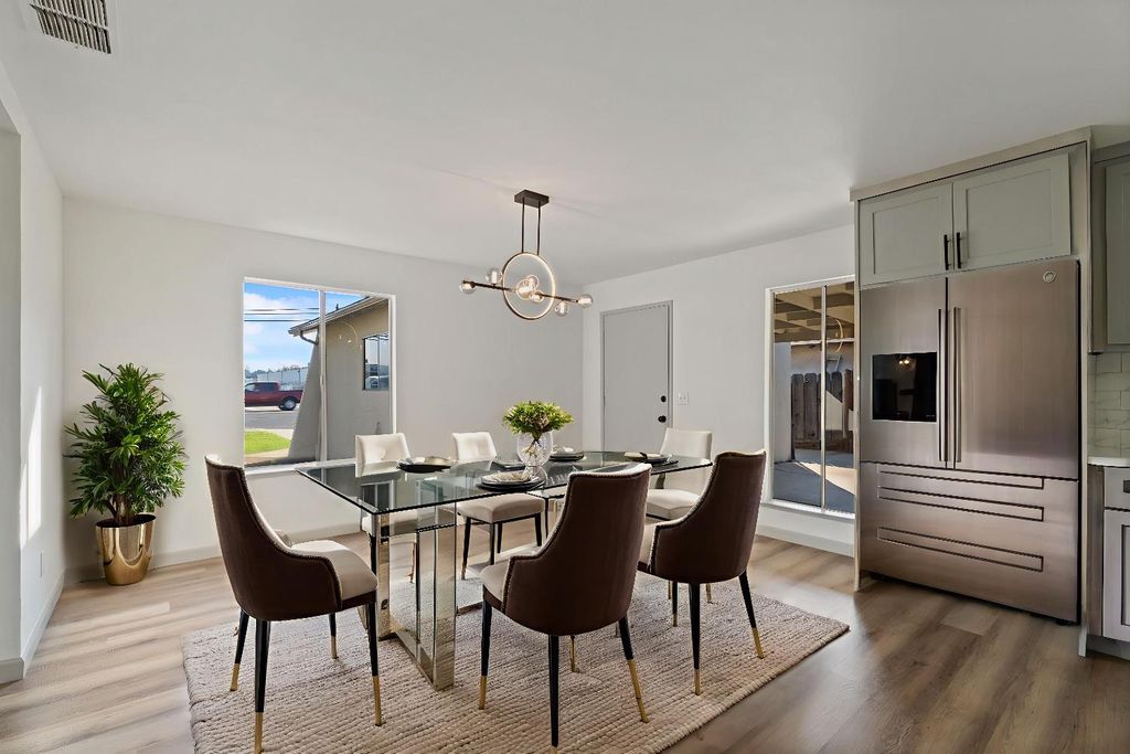 Image 8 of property listing at 24 Sunnyside Avenue, Clovis, CA 93611