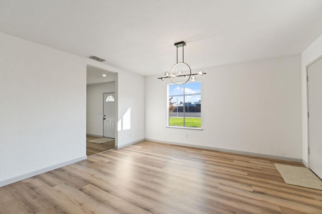 Image 9 of property listing at 24 Sunnyside Avenue, Clovis, CA 93611