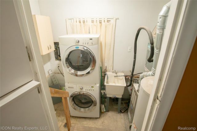 6838 Braun, Center Line, MI 48015