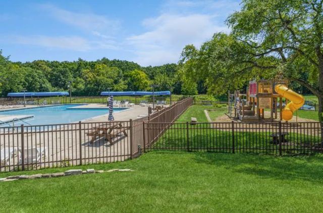 63 Aspen Colony 8, Fox Lake, IL 60020