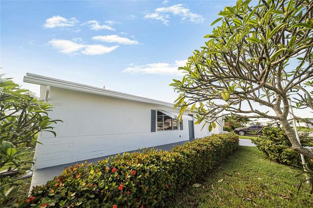 2106 Alfred Dr, Boynton Beach, FL 33426