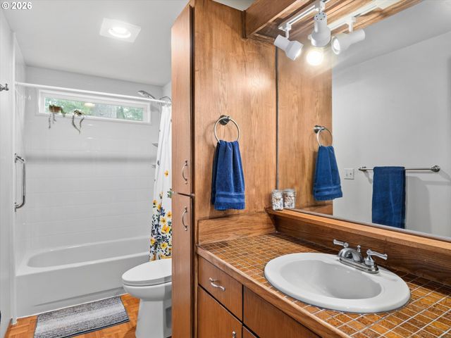 48 EAGLE CREST Dr 1A, Lake Oswego, OR 97035