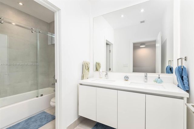 6745 NW 103rd Ave, Doral, FL 33178