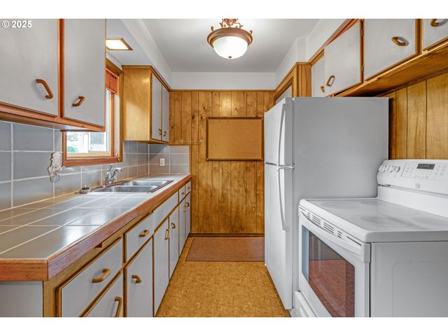 11529 Ne FARGO St, Portland, OR 97220