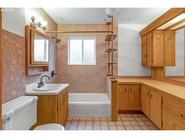 11529 Ne FARGO St, Portland, OR 97220