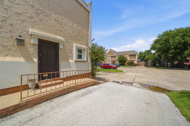2744 Briarhurst Drive 51, Houston, TX 77057