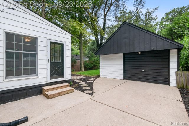 1035 N Vermont Avenue, Royal Oak, MI 48067