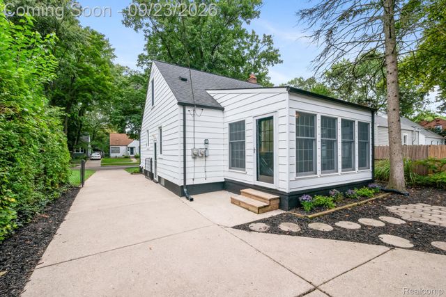 1035 N Vermont Avenue, Royal Oak, MI 48067