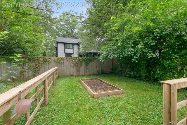 1035 N Vermont Avenue, Royal Oak, MI 48067