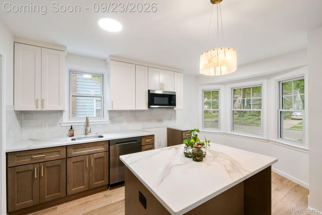 1035 N Vermont Avenue, Royal Oak, MI 48067