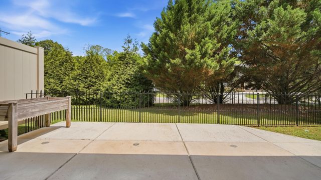 6911 Village Lake Circle, East Ridge, TN 37412