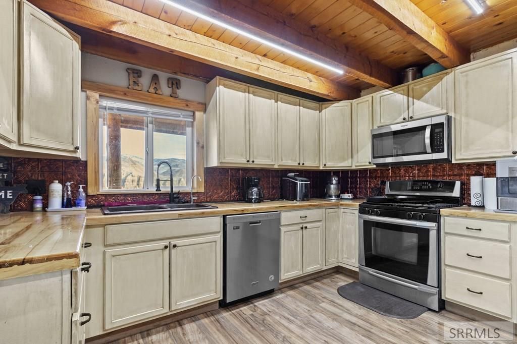 Image 8 of property listing at 699 Stephens Road, Challis, ID 83226