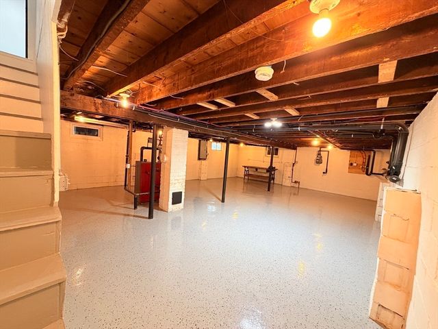 11 Thornfell St, Springfield, MA 01104