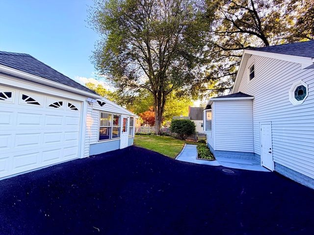 11 Thornfell St, Springfield, MA 01104