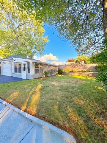 11 Thornfell St, Springfield, MA 01104