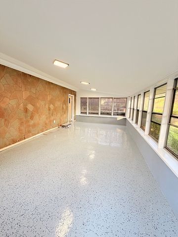 11 Thornfell St, Springfield, MA 01104
